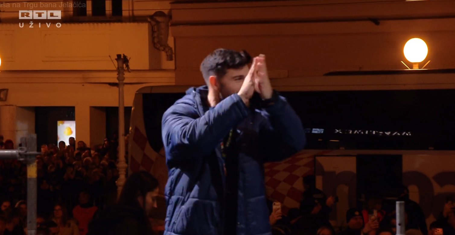 Rukometaši i stručni stožer izašli na pozornicu, nastala ludnica