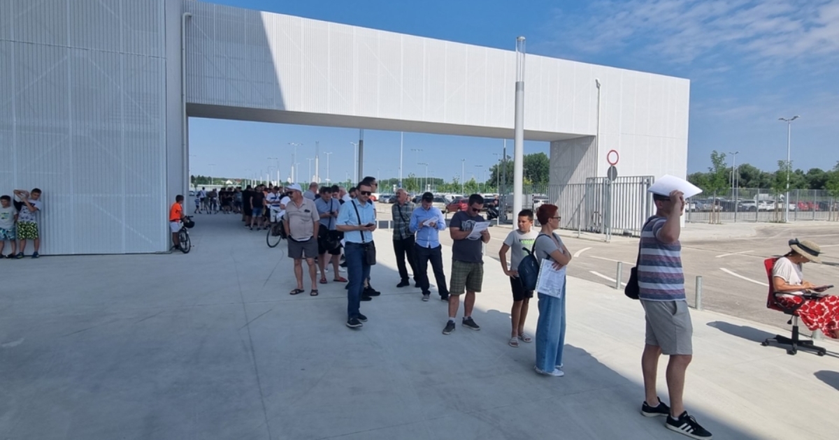 FOTO Kolona navijača Osijeka pred najmodernijim stadionom čeka godišnju ulaznicu
