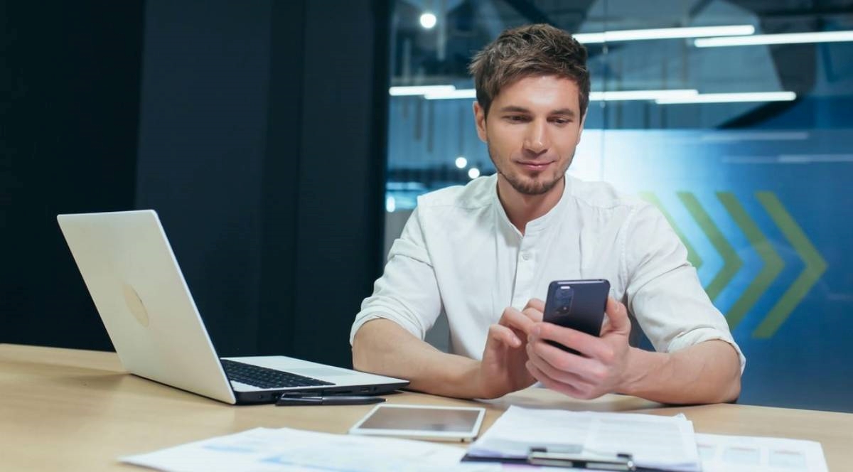 Istraživanje: Povremeno surfanje na mobitelu tijekom posla može ublažiti stres