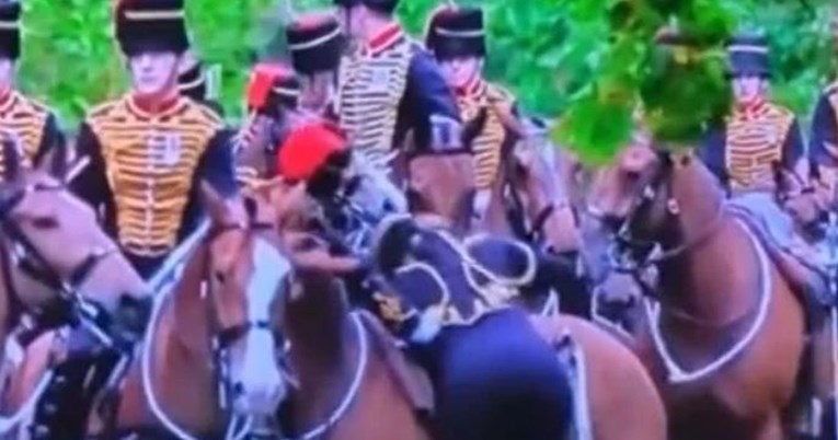 Snimka s proglašenja Charlesa kraljem je hit: Član trupe jedva je uzjahao konja