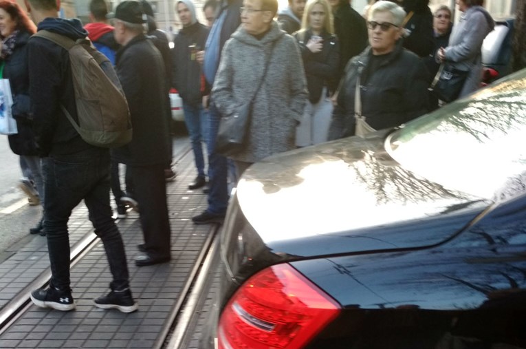Mercedesom blokirao tramvaje u Zagrebu, bijesni ljudi čekali pauk