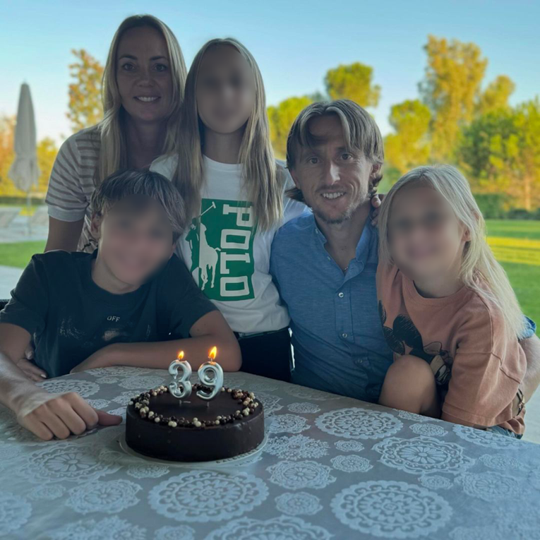 Modrić 39. rođendan proslavio sa suprugom i djecom: "Najbolje društvo"