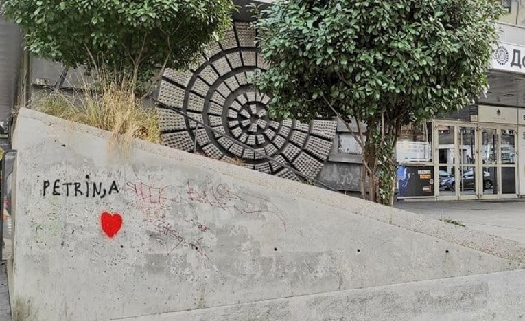 Fejsom kruži fotografija srca za Petrinju iz centra Beograda