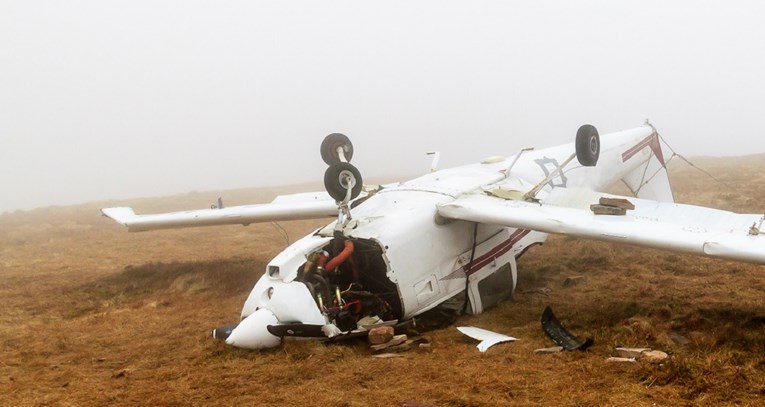 Pao sportski avion u Londonu, muškarac i žena bili zarobljeni u letjelici u šumi