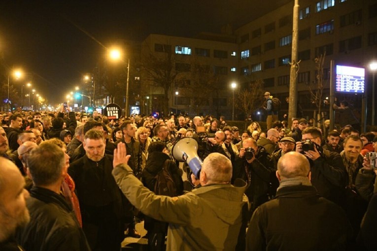 Novi prosvjed u Beogradu, ljudi došli pred sjedište policije: "Pustite ih sve"