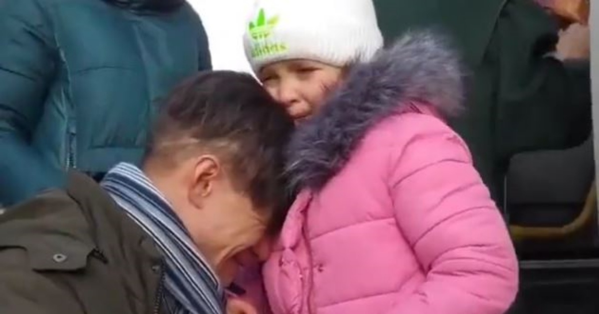 Otac se u suzama oprostio od kćerkice na kolodvoru. On ide ratovati