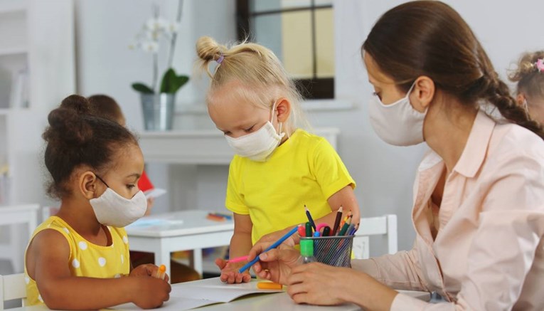 Studija: Mala djeca mogu prepoznati kako se ljudi osjećaju čak i ako nose masku