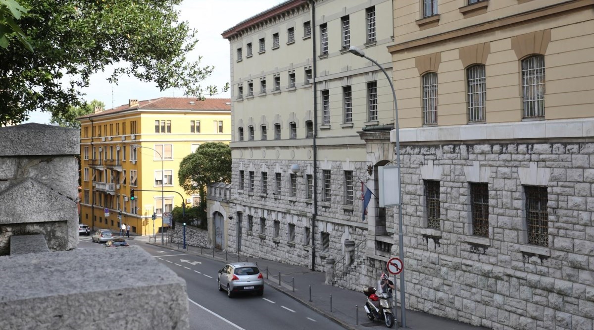 Dva zatvorenika pobjegla iz riječkog zatvora. Tijekom šetnje bacili uže preko zida