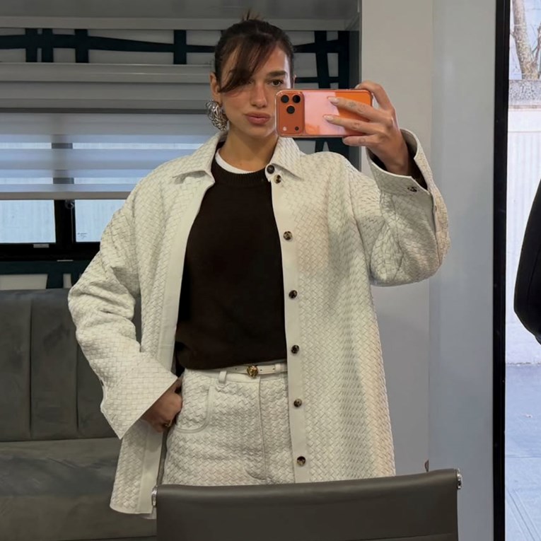 Dua Lipa objavila seriju fotografija, njezini nokti privukli pažnju