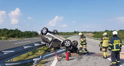 Nesreća na Istarskom ipsilonu: Auto probio zaštitnu ogradu i prevrnuo se