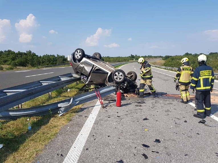 Nesreća na Istarskom ipsilonu: Auto probio zaštitnu ogradu i prevrnuo se