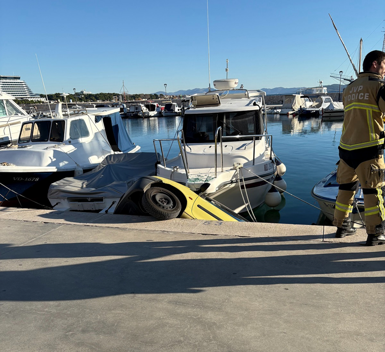 U Vodicama auto završio u moru. Vozačica dobila kaznu