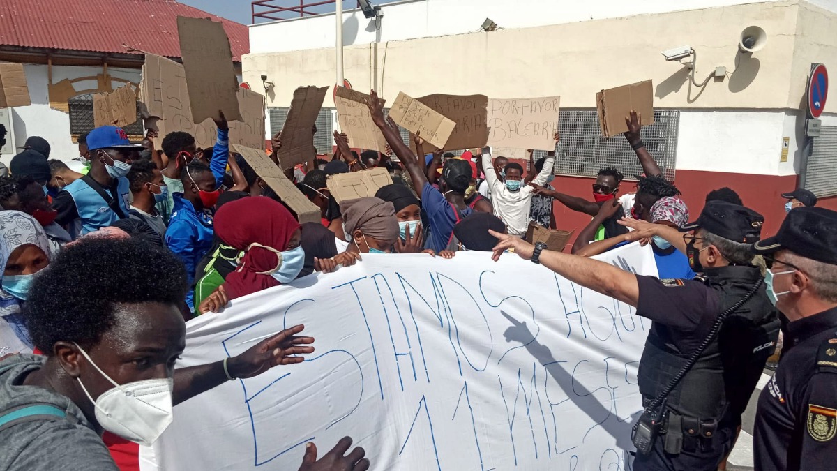 Italija i Malta odbijaju prihvatiti 180 spašenih migranata