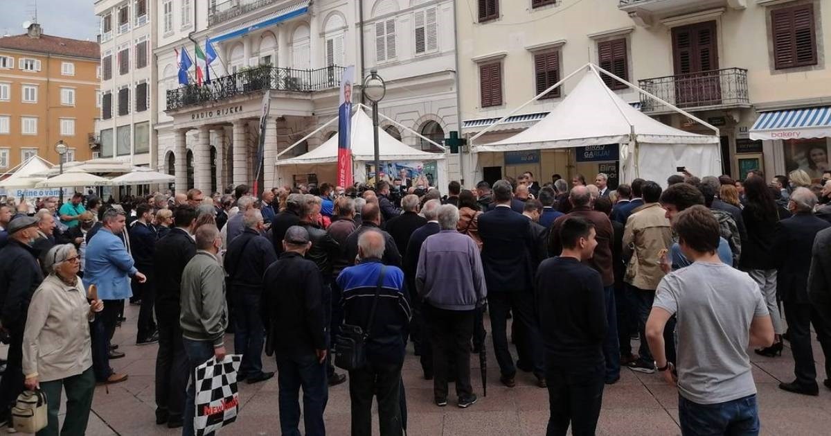 Ovo je Plenkovićev skup, nigdje maski i distance. Zbog ovog inače kažnjavaju ljude