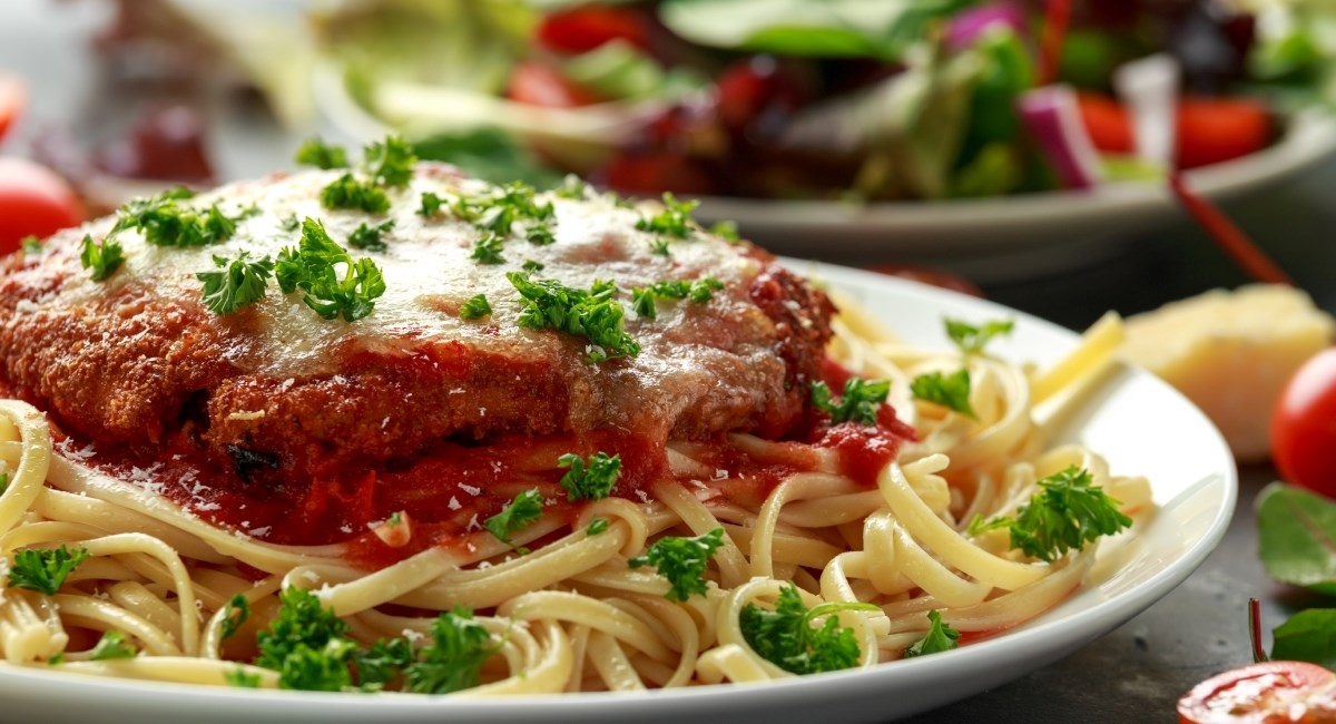 Prvo pohana, a onda zapečena u umaku sa sirom - ovakva piletina će vas oduševiti