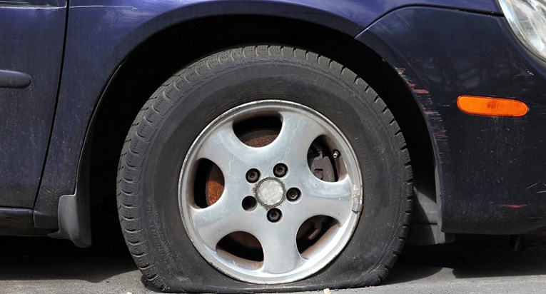 Usred noći probušili gume na 10 automobila u Istri. Jedan počinitelj u bijegu