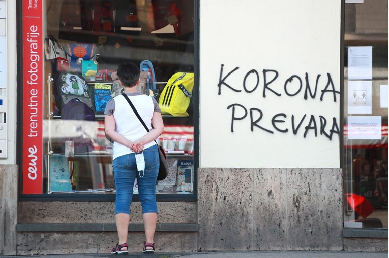 FOTO Nakon Festivala slobode na Trgu bana Jelačića osvanuo grafit "korona prevara"