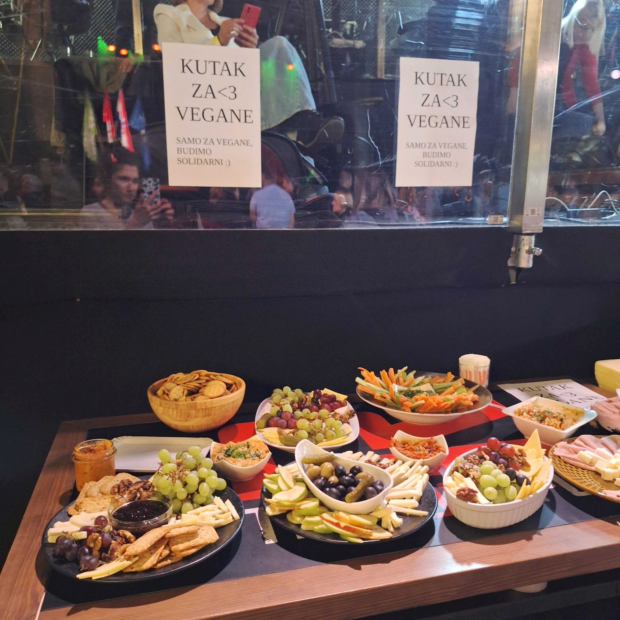 U Tomaševićevom stožeru mole ljude da ne jedu hranu za vegane: "Budimo solidarni"