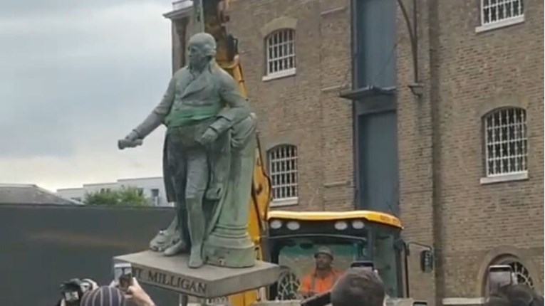 VIDEO Uklonjen kip trgovca robljem koji je stajao ispred Londonskog muzeja