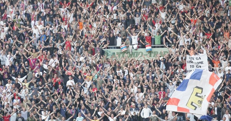 Torcida pjesmom s tribina Hajduku poželjela sreću u derbiju. Igrači im pljeskali
