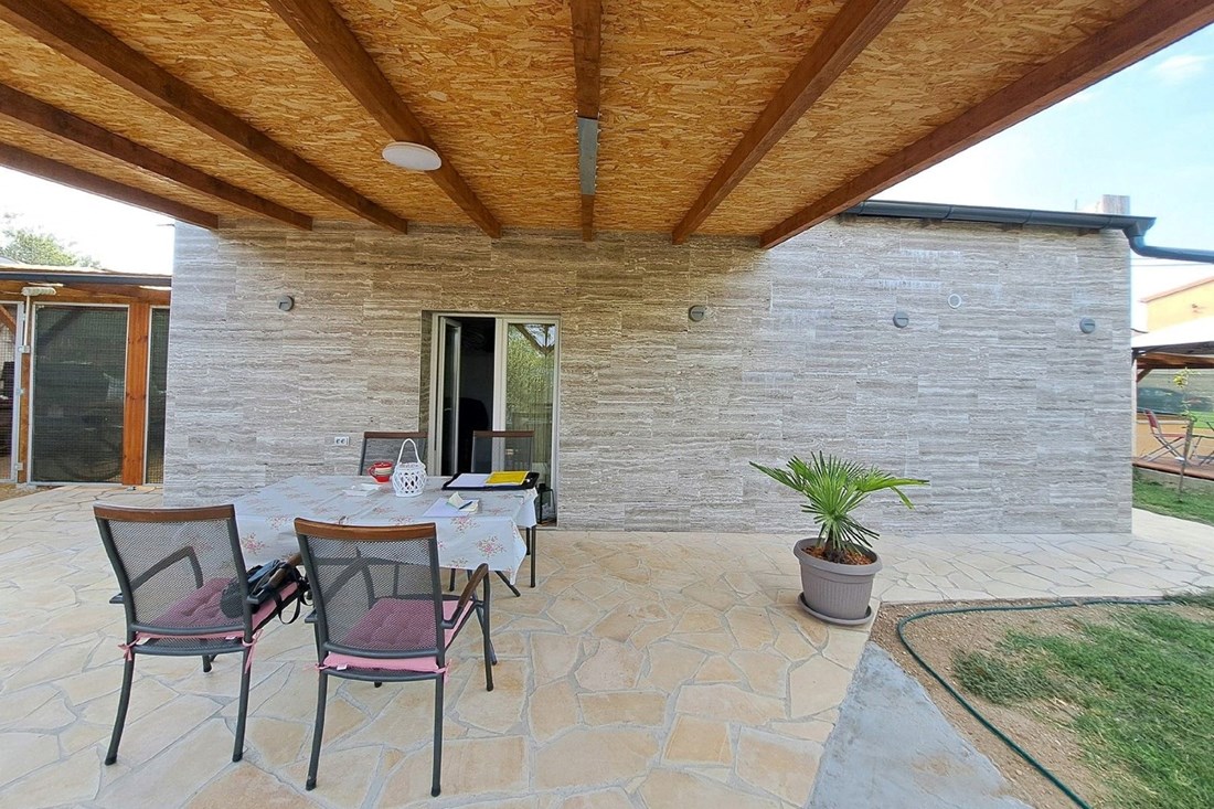 Investicijska prilika: Kuća s dva apartmana u Vrsima idealna za turizam