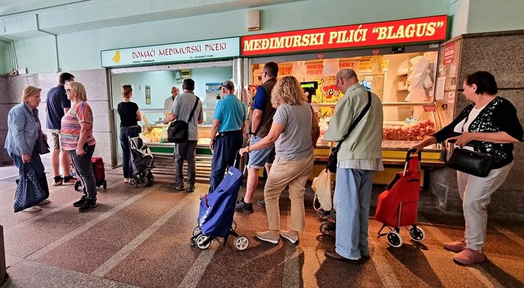 Ovaj red ljudi dokazuje da pečeno pile za nedjeljni ručak nikad neće izaći iz mode