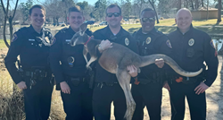 Policajci u Teksasu reagirali na dojavu o klokanu u parku. Fotografirali su se s njim