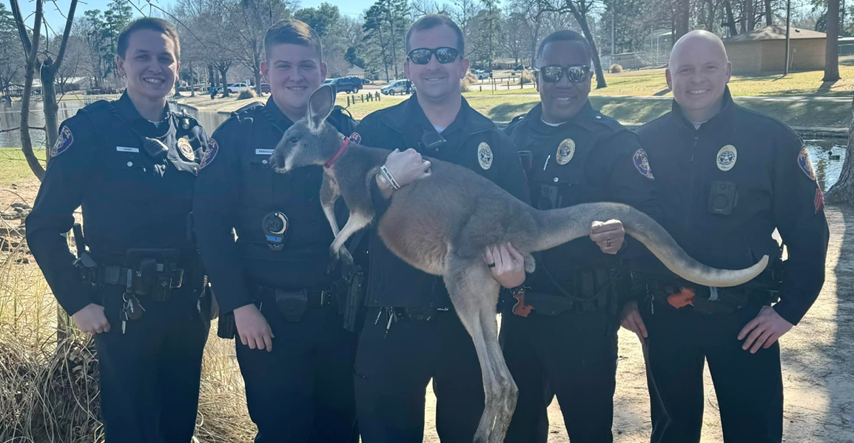 Policajci u Teksasu reagirali na dojavu o klokanu u parku. Fotografirali su se s njim