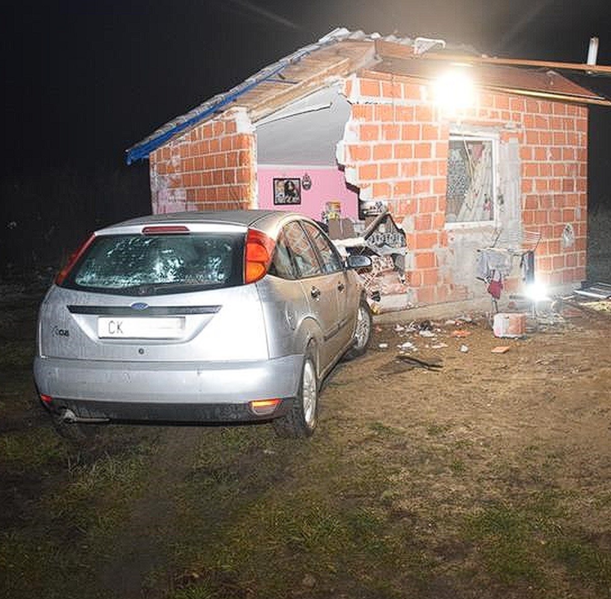 FOTO S dva promila divljao cestom, bježao policiji pa se zabio u zid kuće