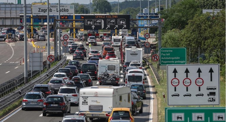 Gužve na autocestama, kilometarska kolona na Bajakovu