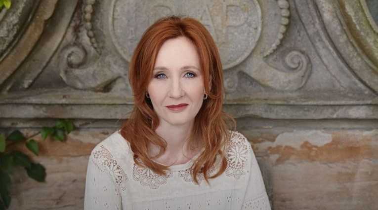 Novi napad na J. K. Rowling: "Nadam se da staneš u mrtvačka kola"
