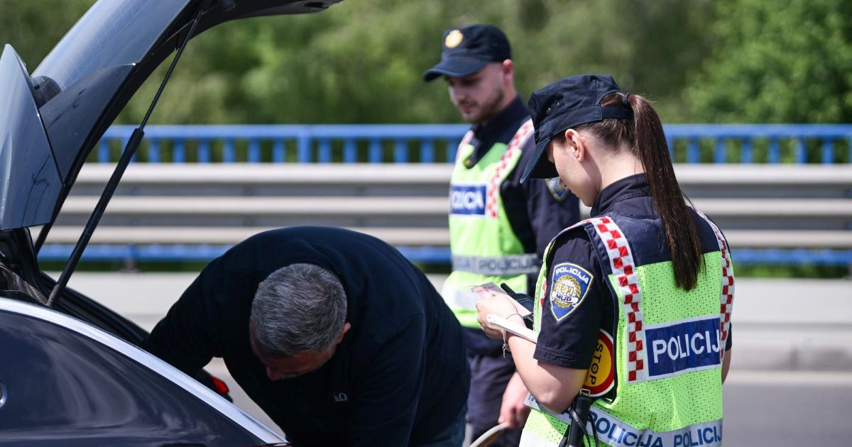 Pijan sletio u kanal kod Kutine. Policija mu u autu pronašla pušku i streljivo
