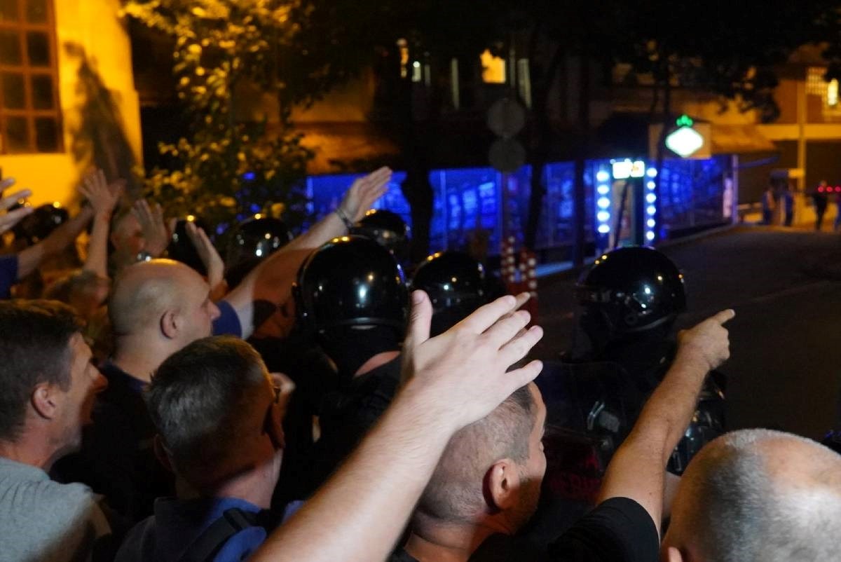 Vučićevci večeras izlaze na ulice u 50 gradova