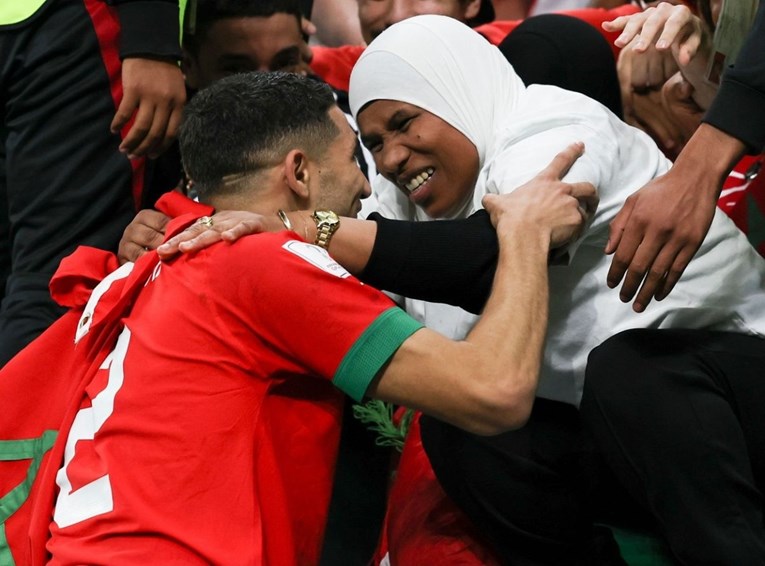 Hakimi nakon pobjede Maroka nad Španjolskom otrčao do mame, fotka obilazi svijet