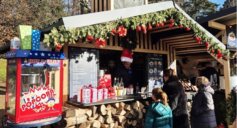 Bili smo na Adventu na Bledu, pogledajte kako se kreću cijene na kućicama