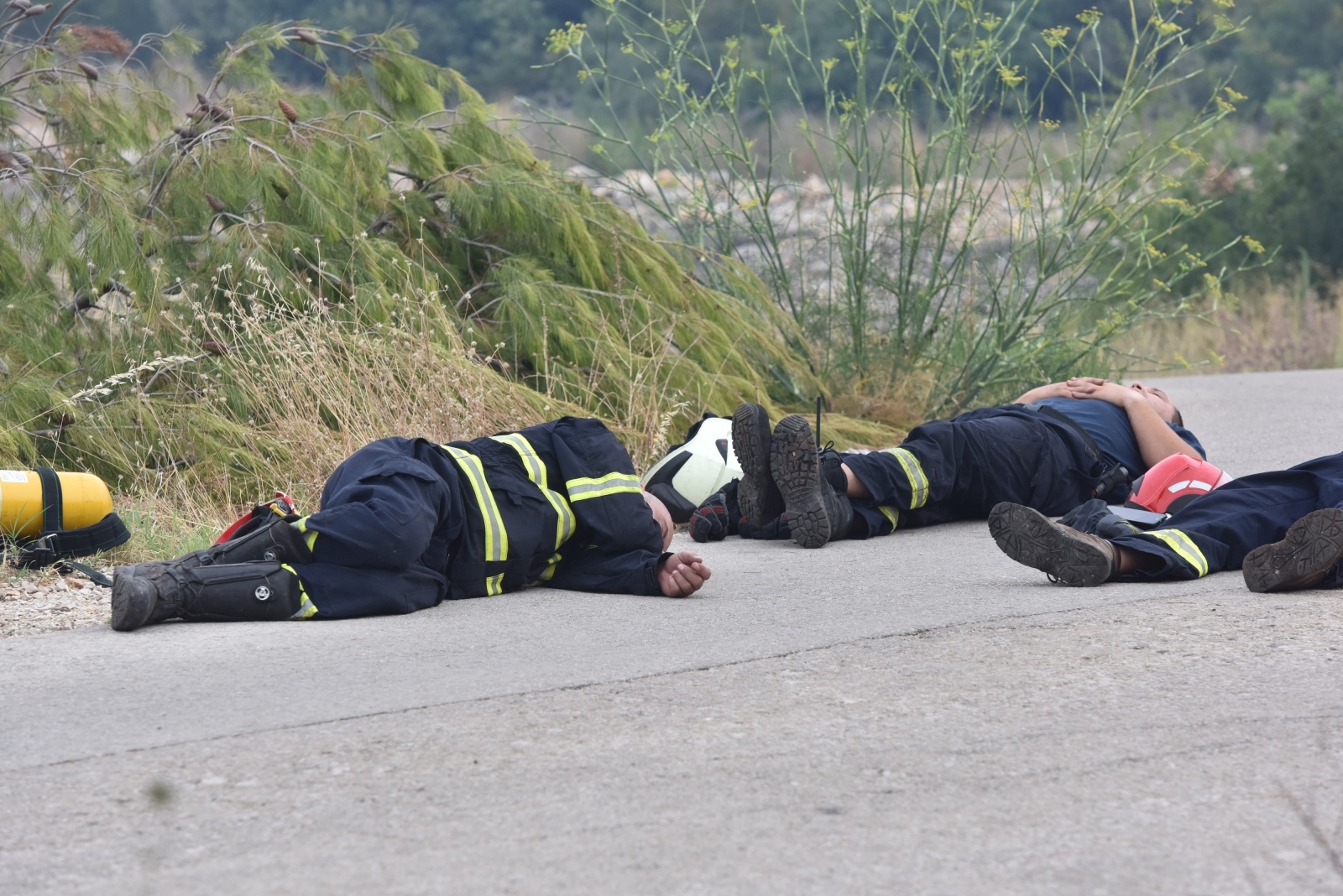 Naši heroji! Borili su se s vatrom cijelu noć, zatrebao im je samo kratak odmor