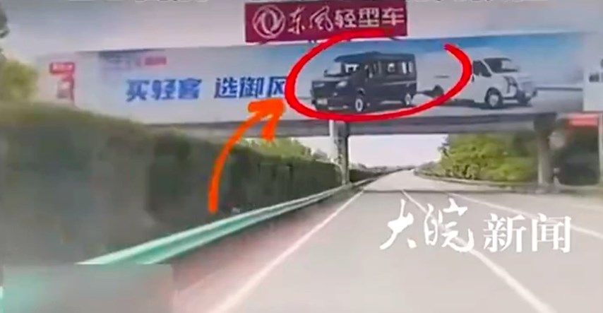 VIDEO Kineski SUV se "prepao" jumbo plakata, naglo zakočio i izazvao sudar