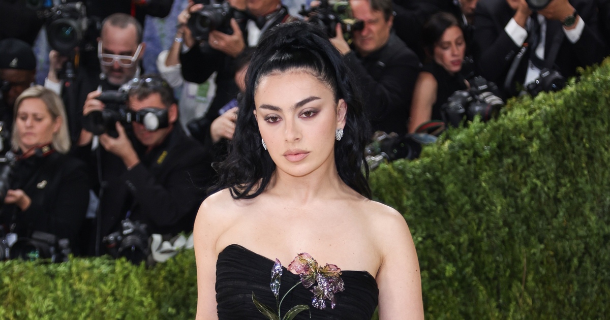 Poznato kakav parfem Charli XCX bira za posebne događaje