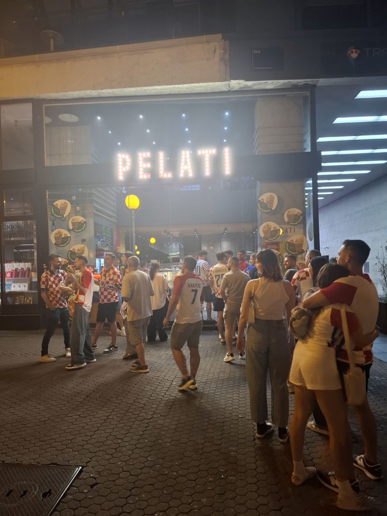 Redovi za pizza cut u centru Zagreba nakon poraza od Engleske