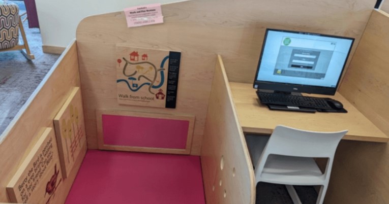 Fotografija stolova u knjižnici prilagođenih roditeljima postala je viralna