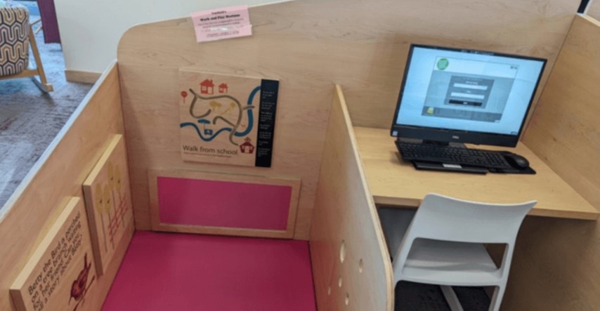 Fotografija stolova u knjižnici prilagođenih roditeljima postala je viralna