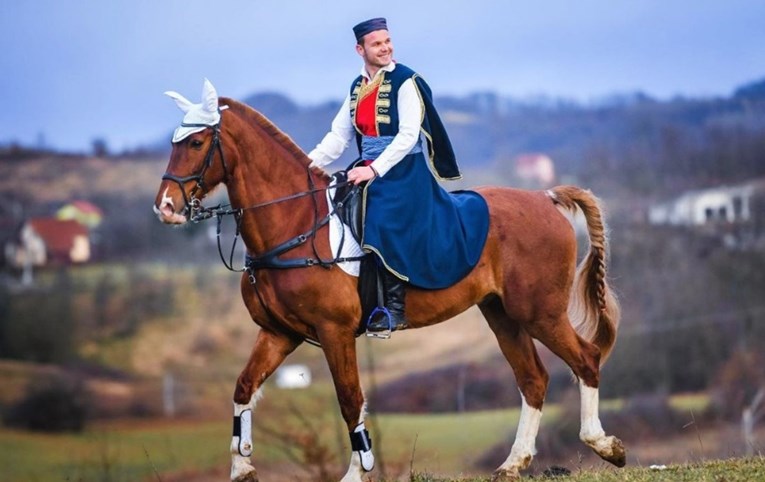 Ovo je gradonačelnik Banje Luke, na konju, odjeven kao svoji pretci. Čestita Božić