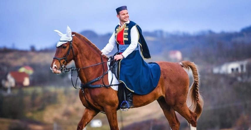 Ovo je gradonačelnik Banje Luke, na konju, odjeven kao svoji pretci. Čestita Božić