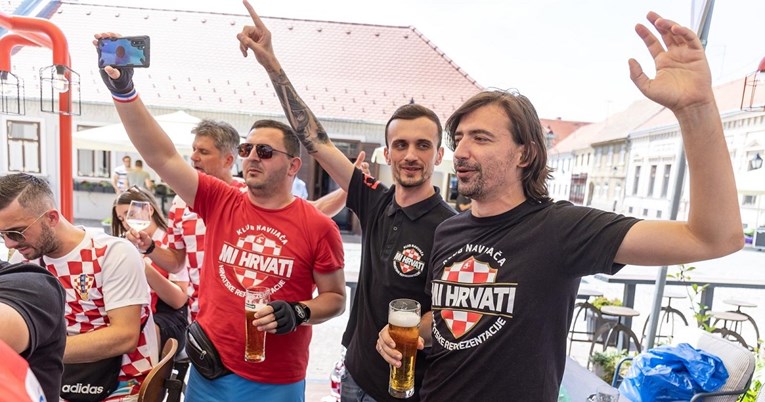 FOTO Odlična atmosfera u Osijeku uoči utakmice, stigli i tamburaši