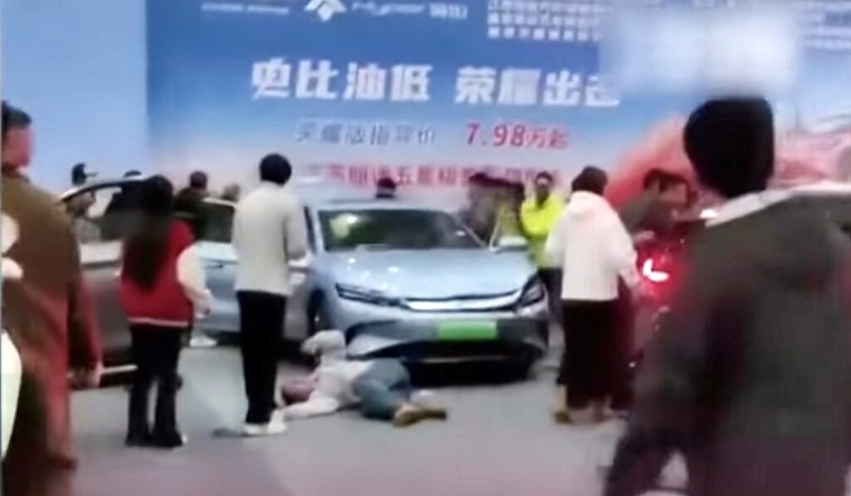 VIDEO Krš i lom: Kineski električni auto pomeo posjetitelje autosalona