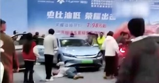 VIDEO Krš i lom: Kineski električni auto pomeo posjetitelje autosalona