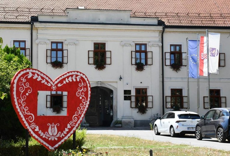Policija upala u Gradsku upravu Slavonskog Broda zbog odbojkaških terena
