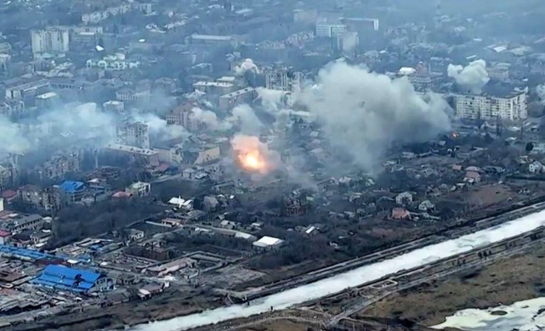 U Bahmutu pakao, Rusi raznijeli važan most, Ukrajinci kopaju rovove. "Okruženi smo"