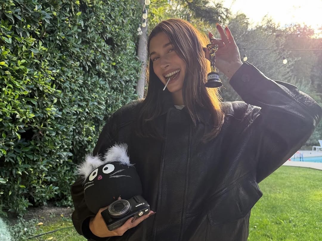 Hailey Bieber odlično stoji stil 90-ih