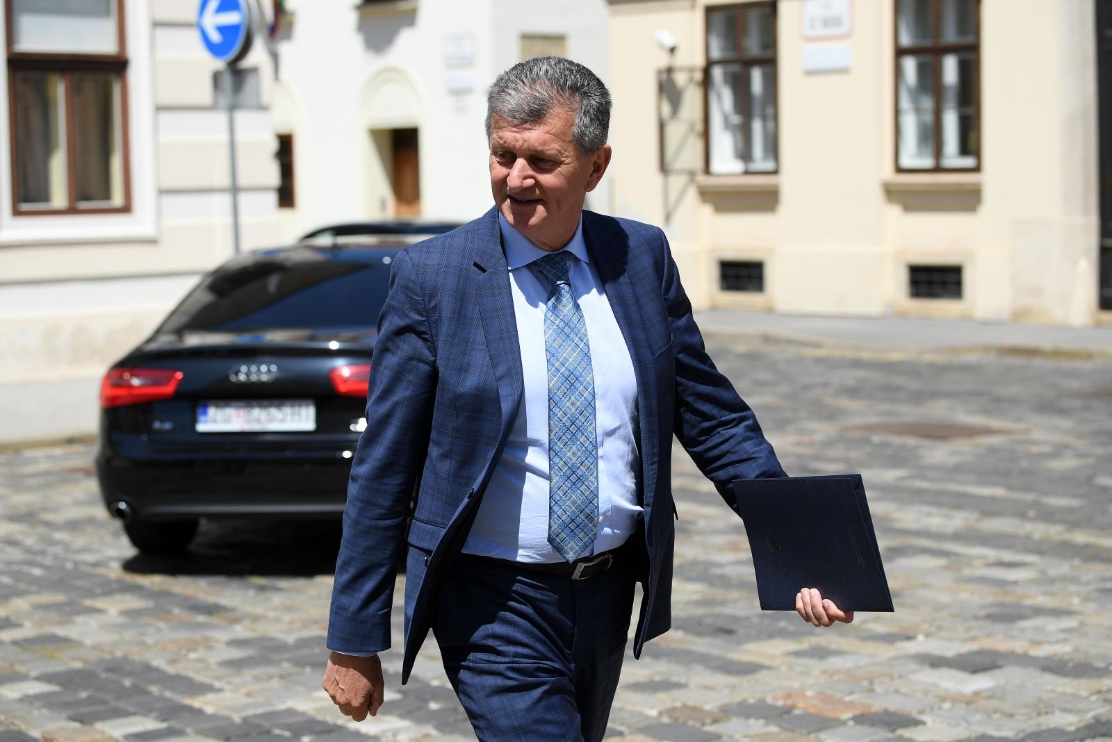 Kujundžić je dobre volje nakon što je ostao u vladi: "Ja se volim šaliti"